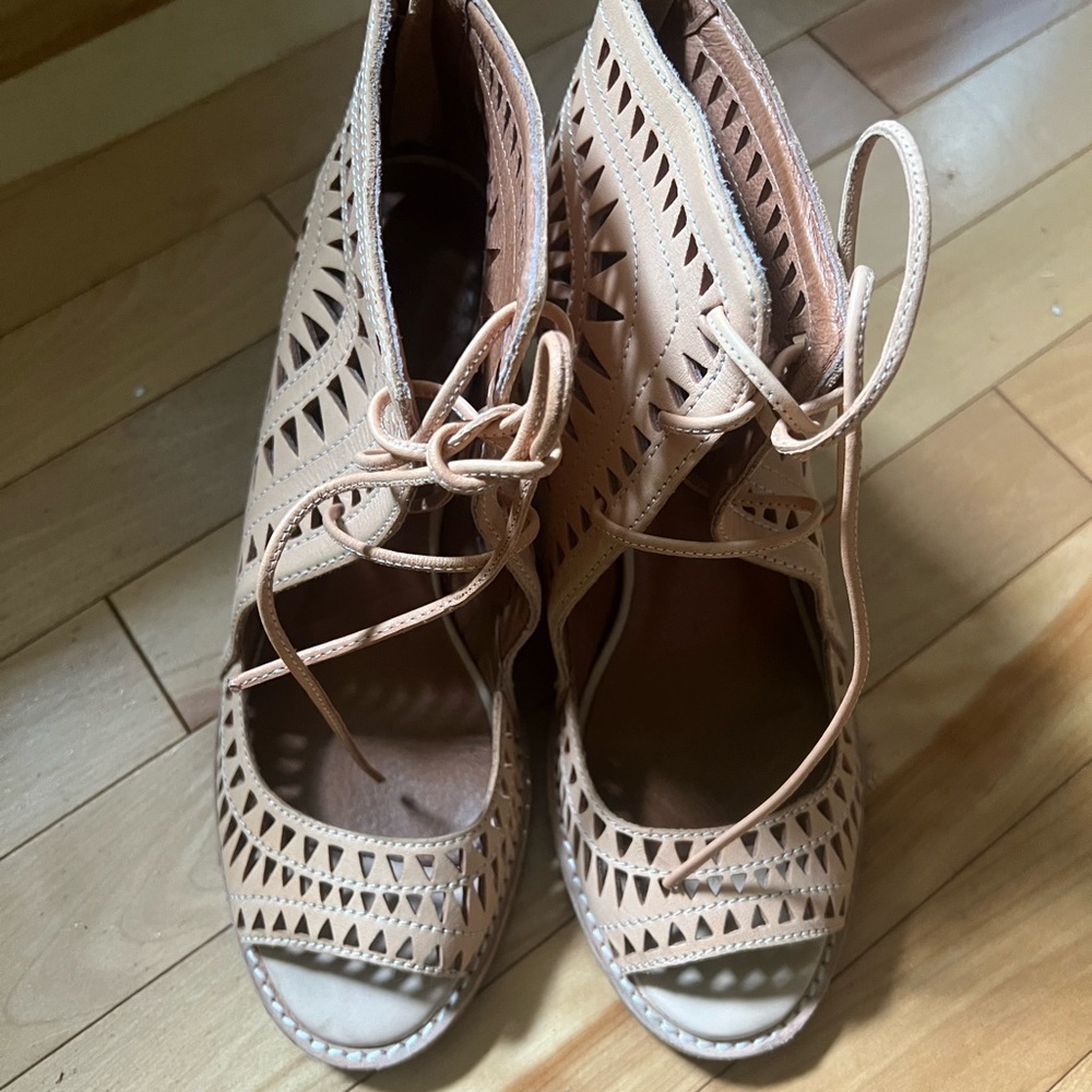 Jeffrey Campbell Ladies’ summer shoes in excellent condition. Size 10